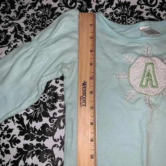 LITTLE GIRLS SNOWFLAKE MONOGRAMMED “A” SHIRT PREOWNED SIZE 2T - Picture 9 of 9